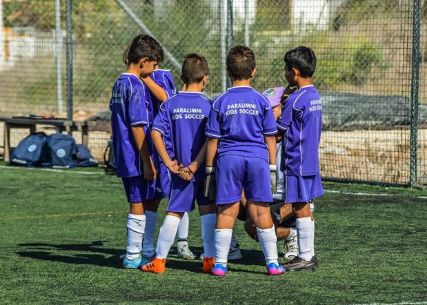 Des enfants jouent au football lors d'une activité scolaire