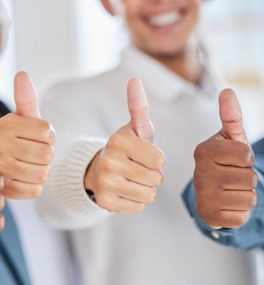 trois personnes qui lèvent le pouce pour montrer leurs satisfaction client